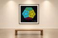 Geometría espacial expuesta en una galería de arte minimalista.